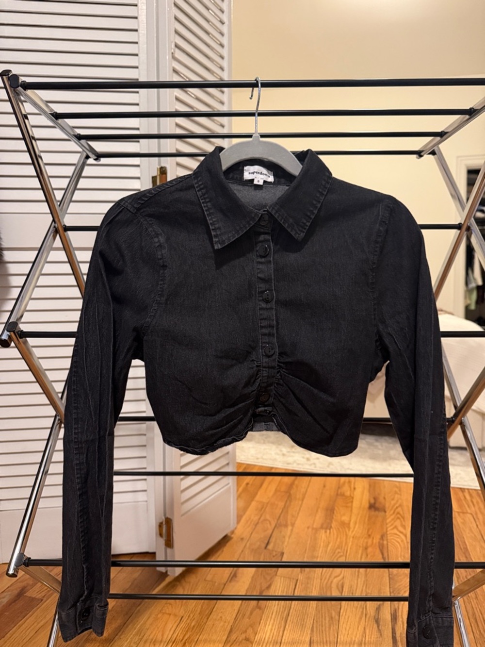 Superdown-Cropped Black Button-Front Shirt